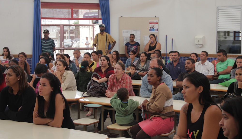 Pais de alunos da EMEB Francisco Beltrán ouvem atentos sobre os avanços do projeto